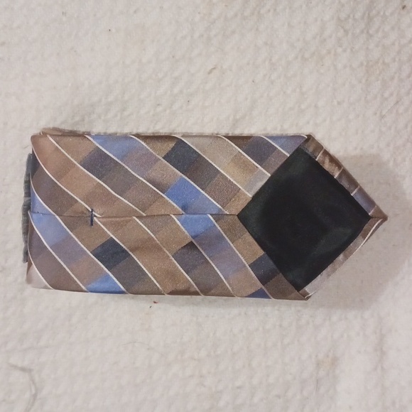 NWOT. Kenneth Cole Reaction Silk Tie. - Picture 2 of 3